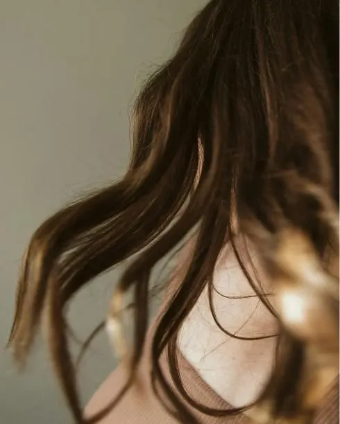 Brunette waves falling over the shoulder